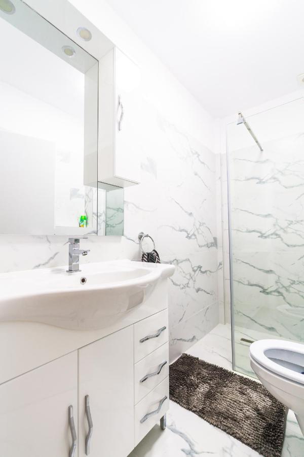 Evra Apartments Recas Bagian luar foto