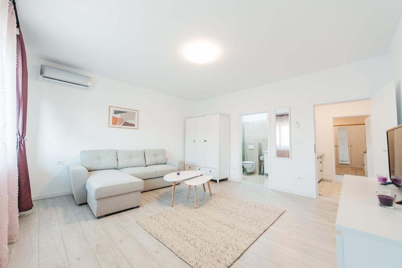 Evra Apartments Recas Bagian luar foto