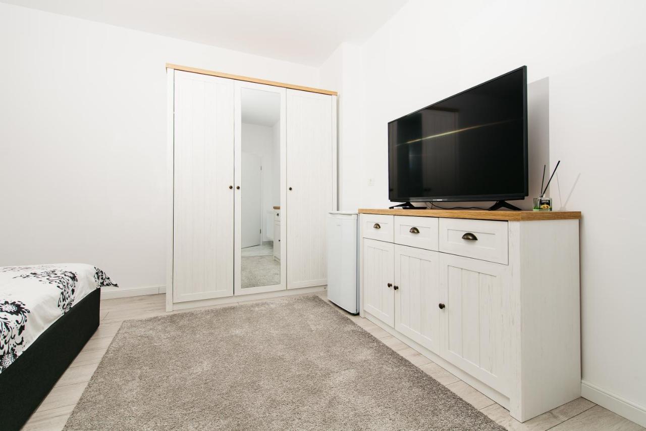 Evra Apartments Recas Bagian luar foto
