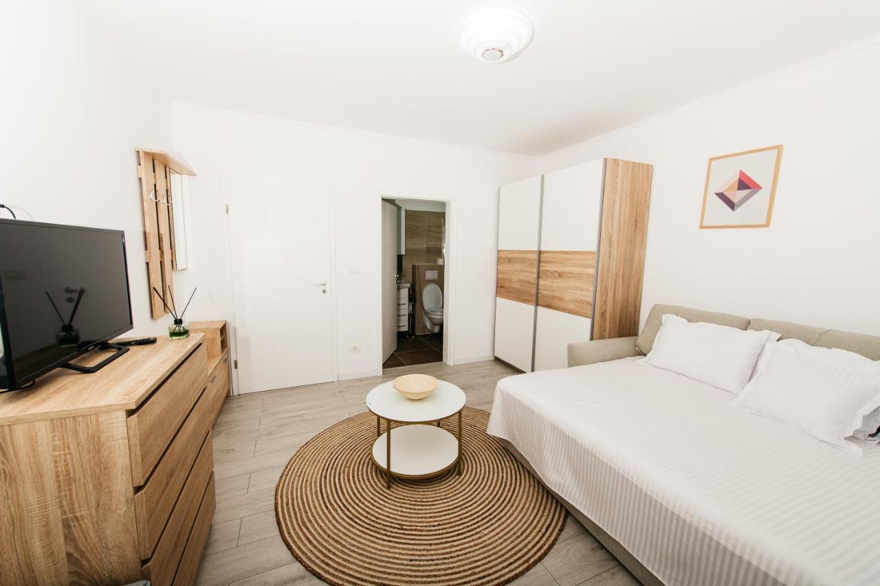 Evra Apartments Recas Bagian luar foto