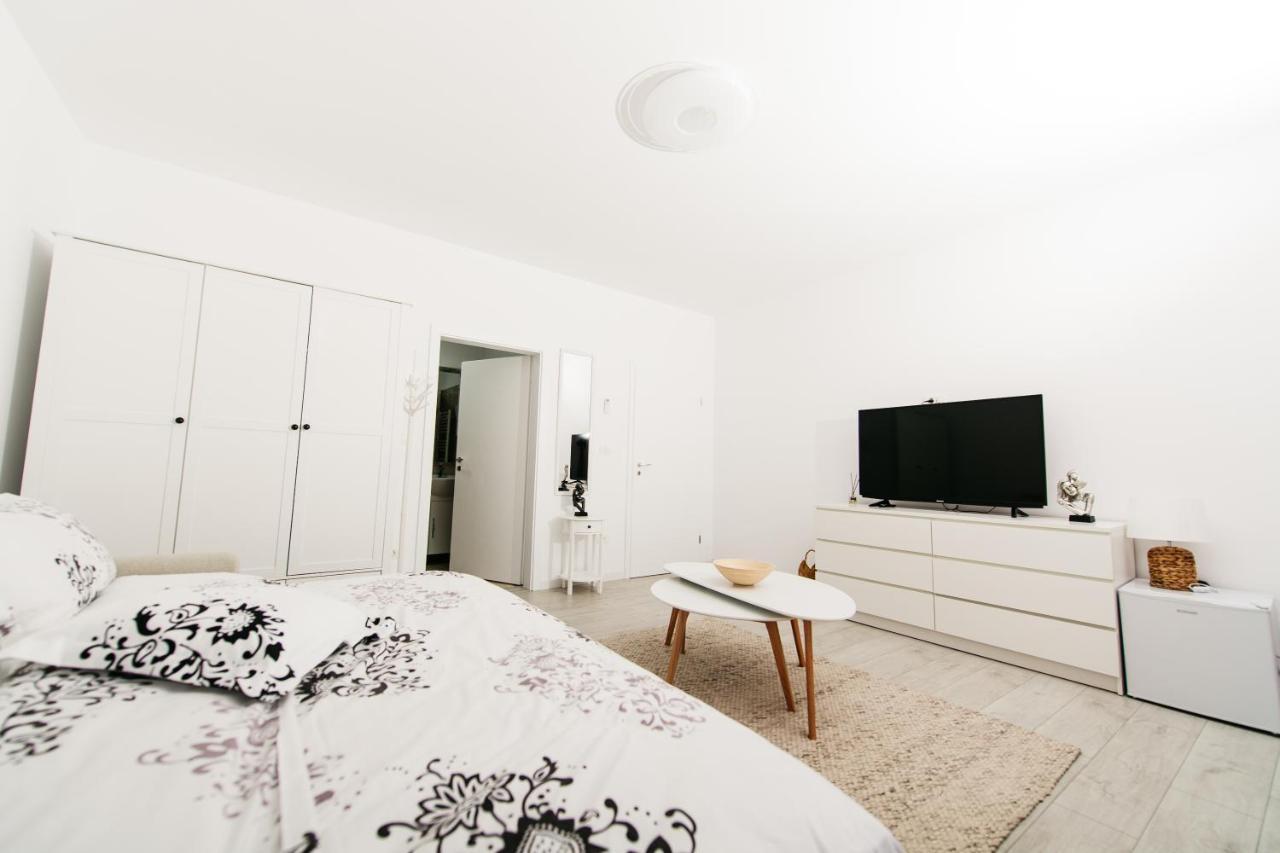 Evra Apartments Recas Bagian luar foto
