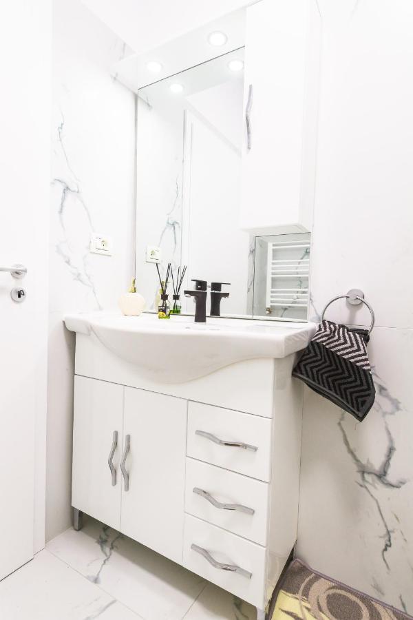 Evra Apartments Recas Bagian luar foto