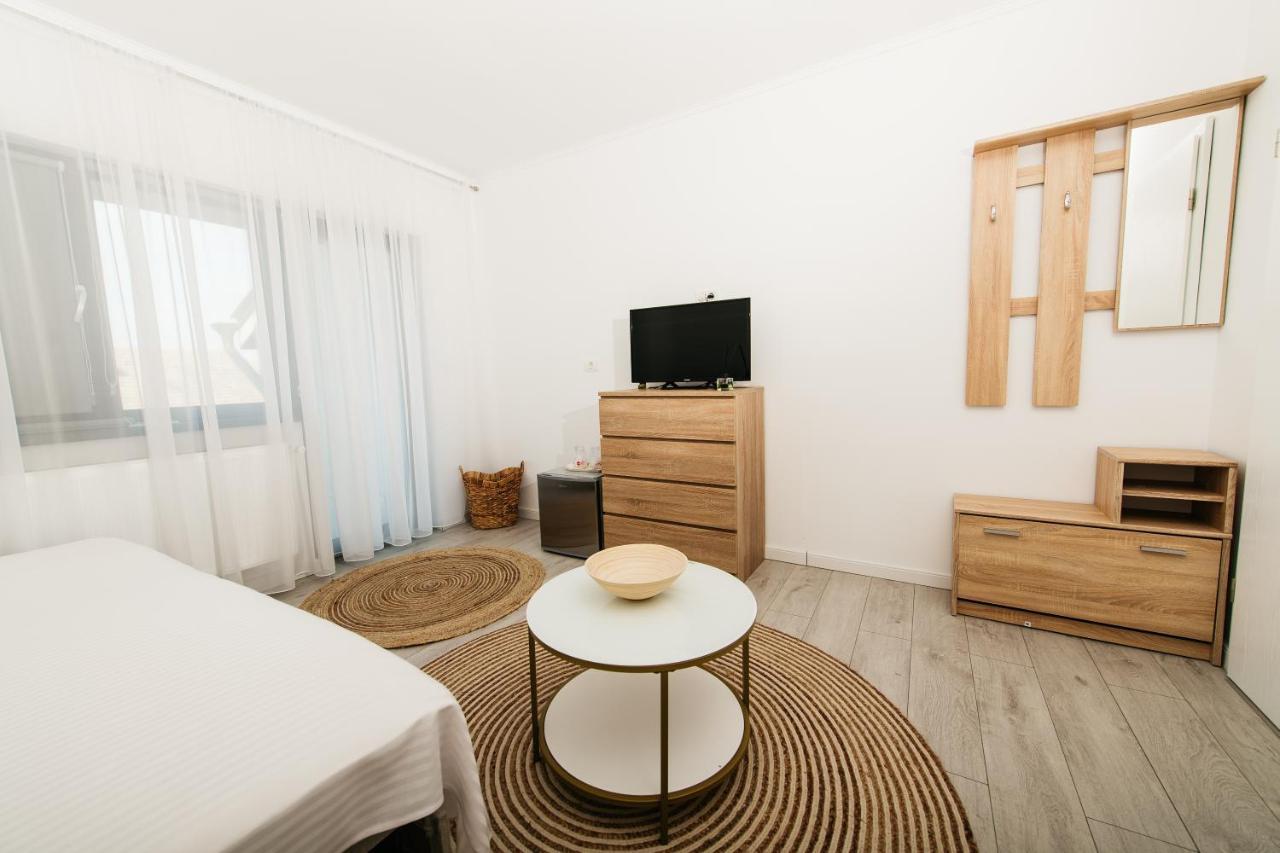 Evra Apartments Recas Bagian luar foto